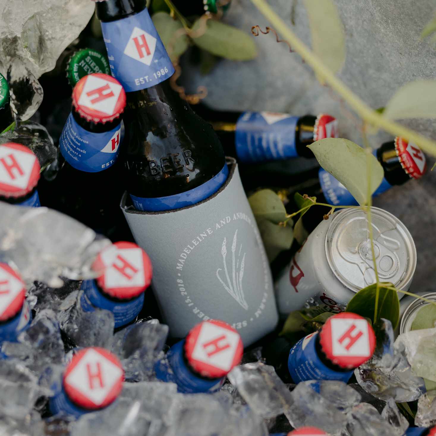 在家质朴马萨诸塞州举行婚礼，个性化的啤酒瓶