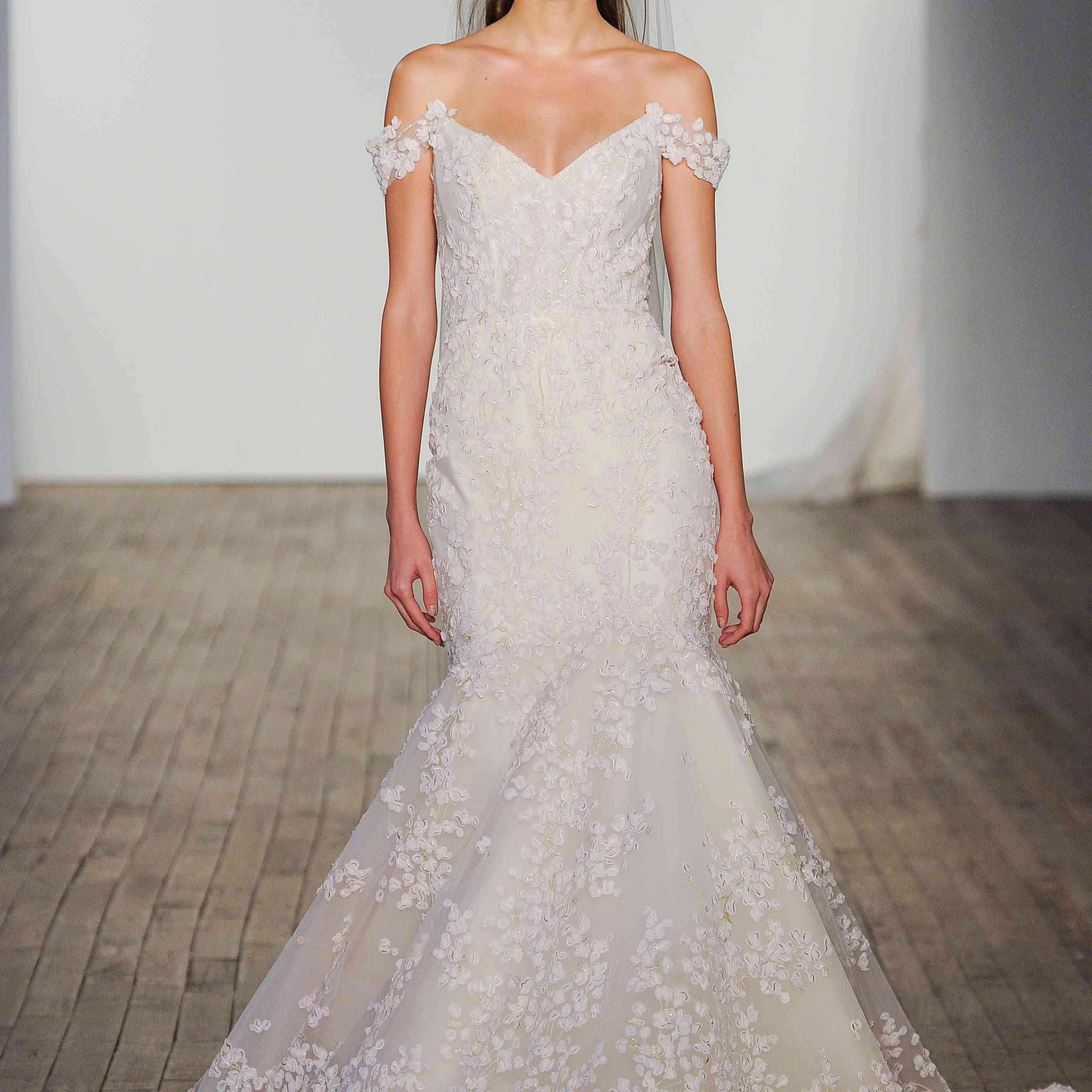 ines off-with肩膀配合和耀斑婚纱