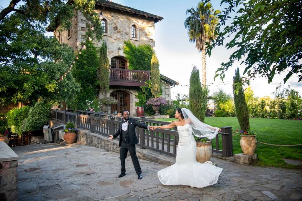 新娘和新郎在V Sattui酒庄