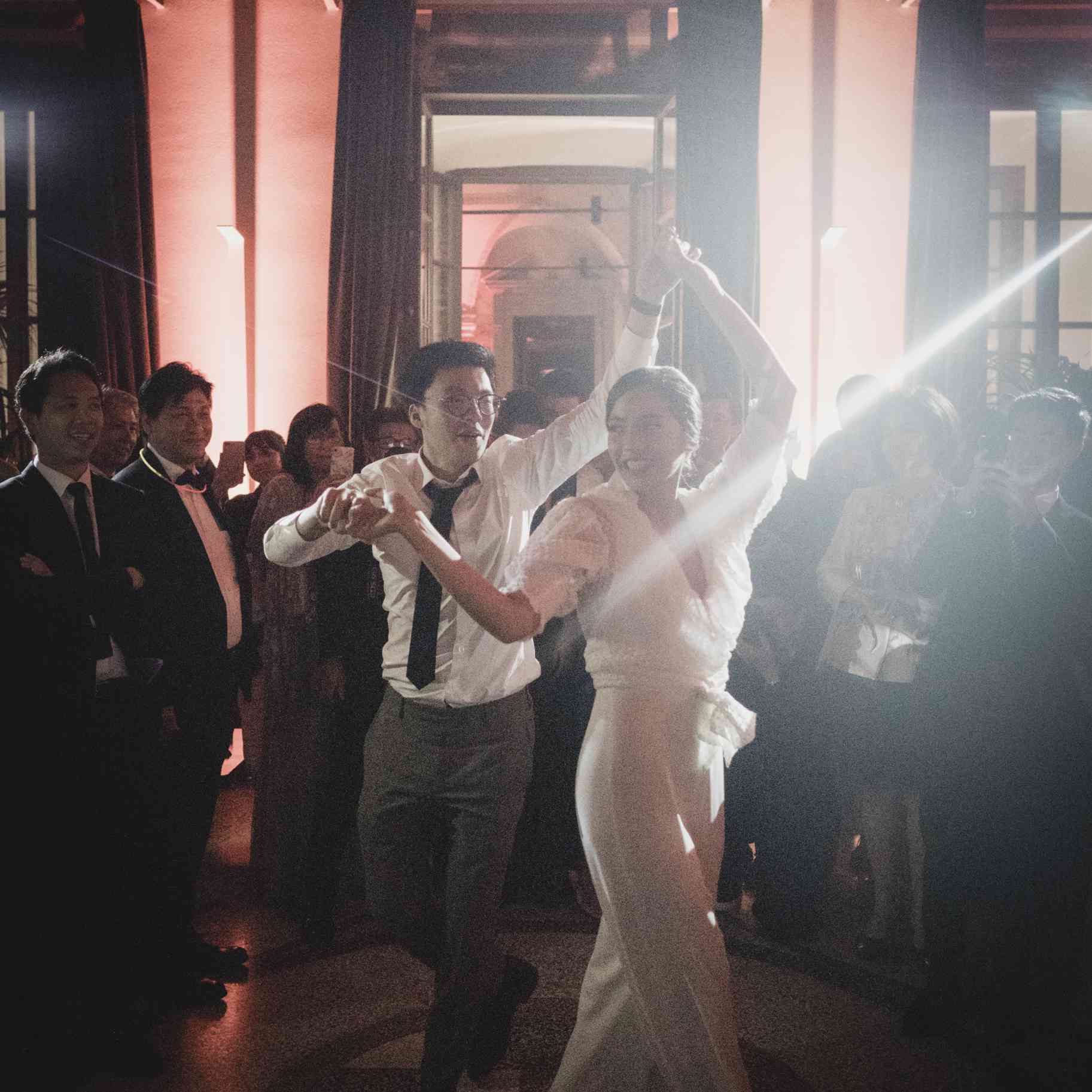 浪漫的科莫湖的婚礼，新娘和新郎跳舞的afterparty