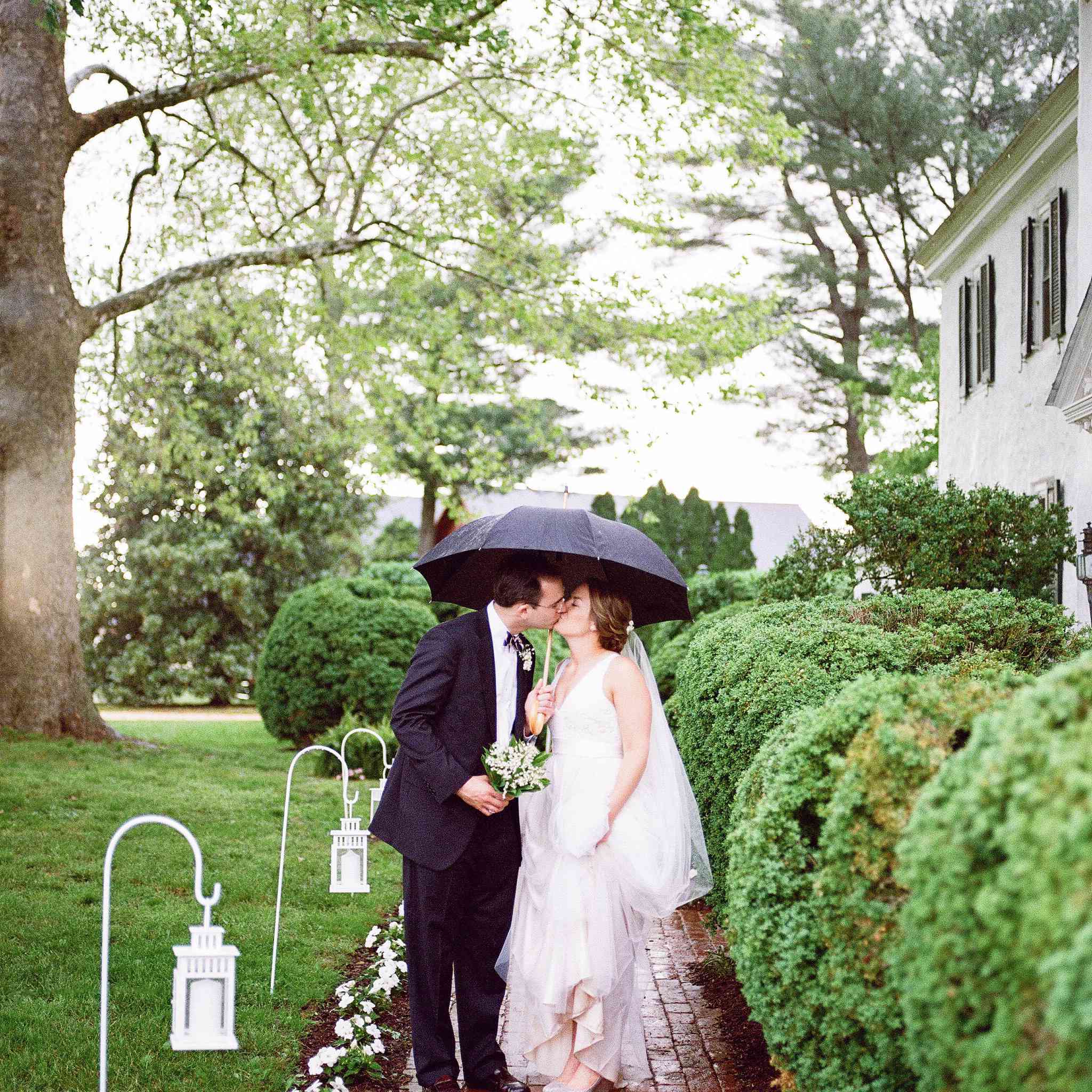 新娘和新郎在伞下接吻