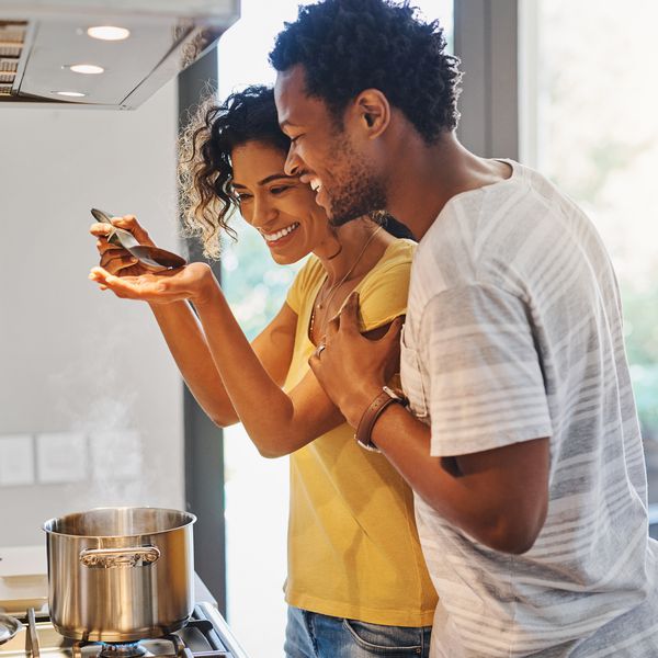 烹调在厨房里的夫妇。