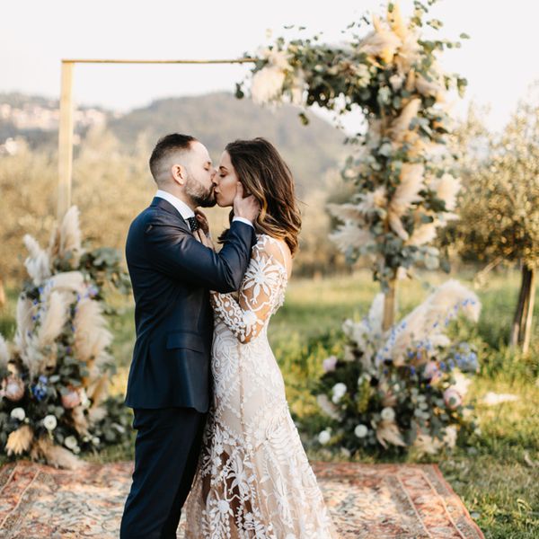 新婚夫妇在波西米亚祭坛前接吻