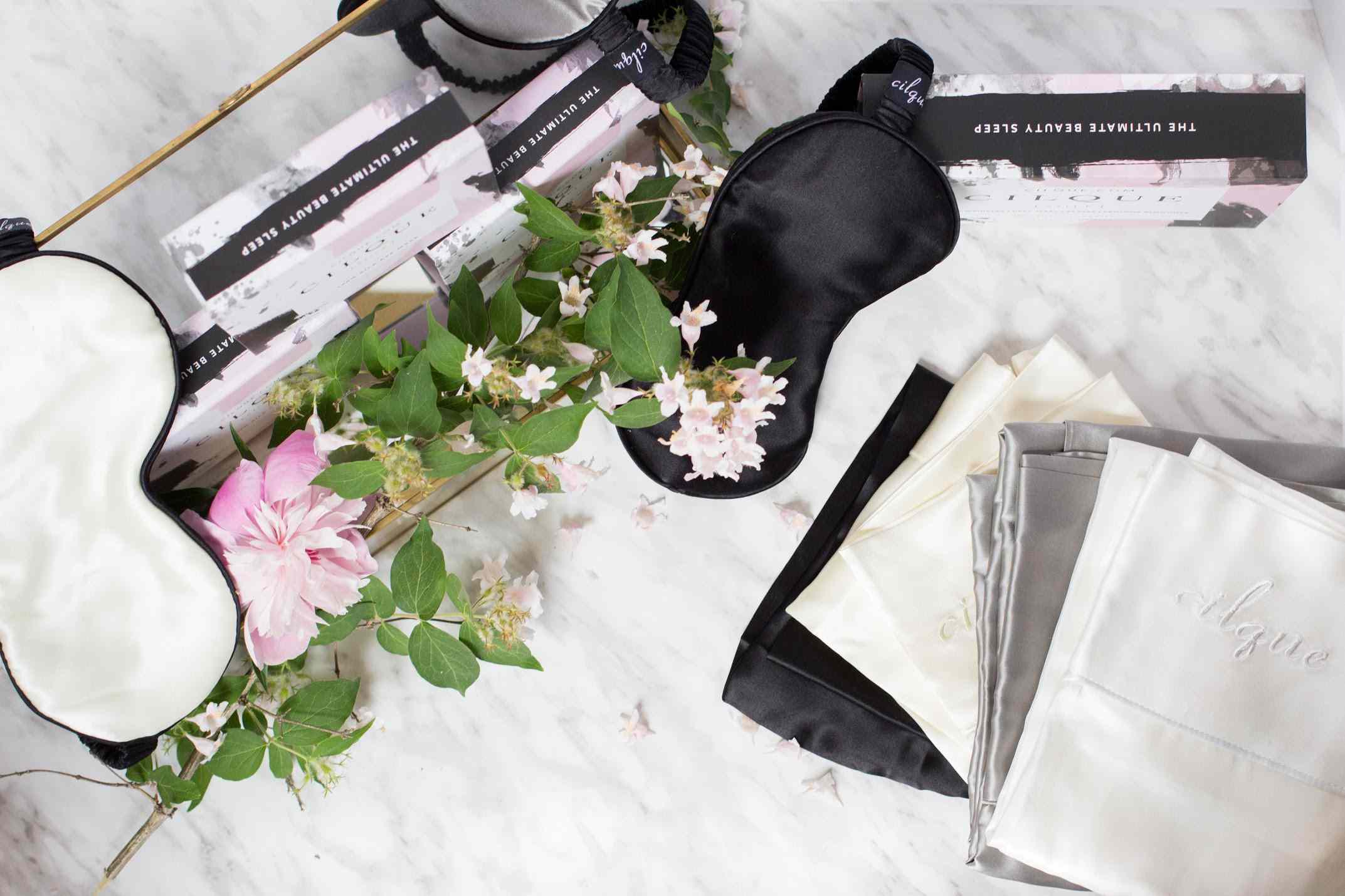 睡觉的面具和枕套布局。