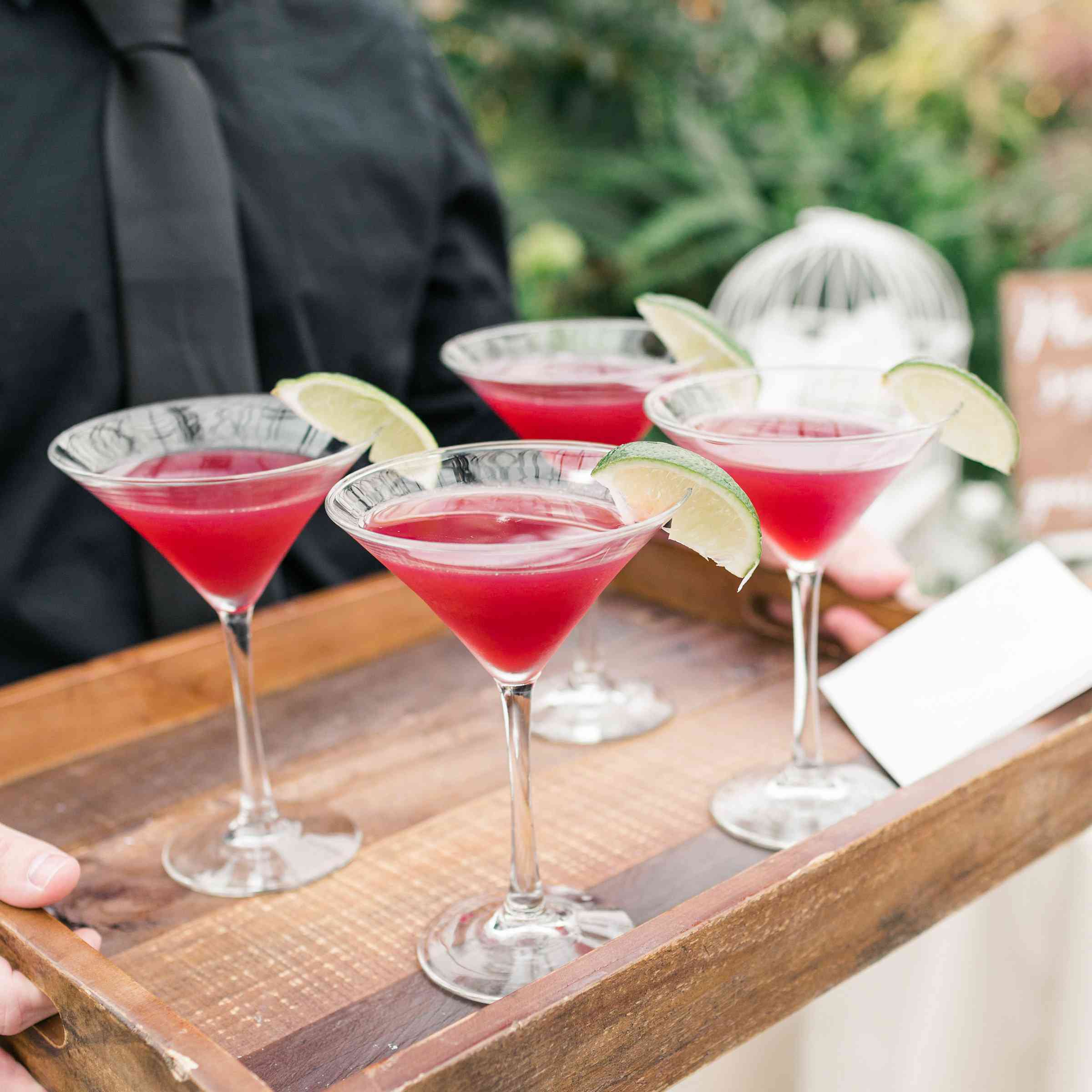 服务生端上一盘鸡尾酒