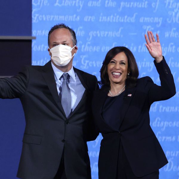 道格·埃霍夫和卡玛拉·哈里斯