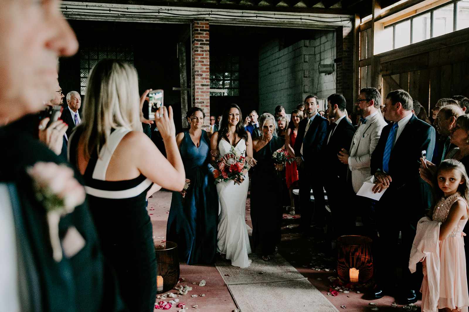 新娘和姐姐走下走廊