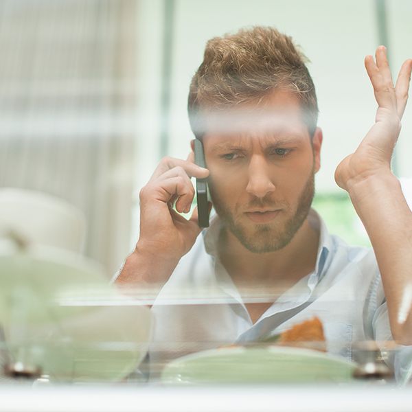 被激怒的男子在电话中