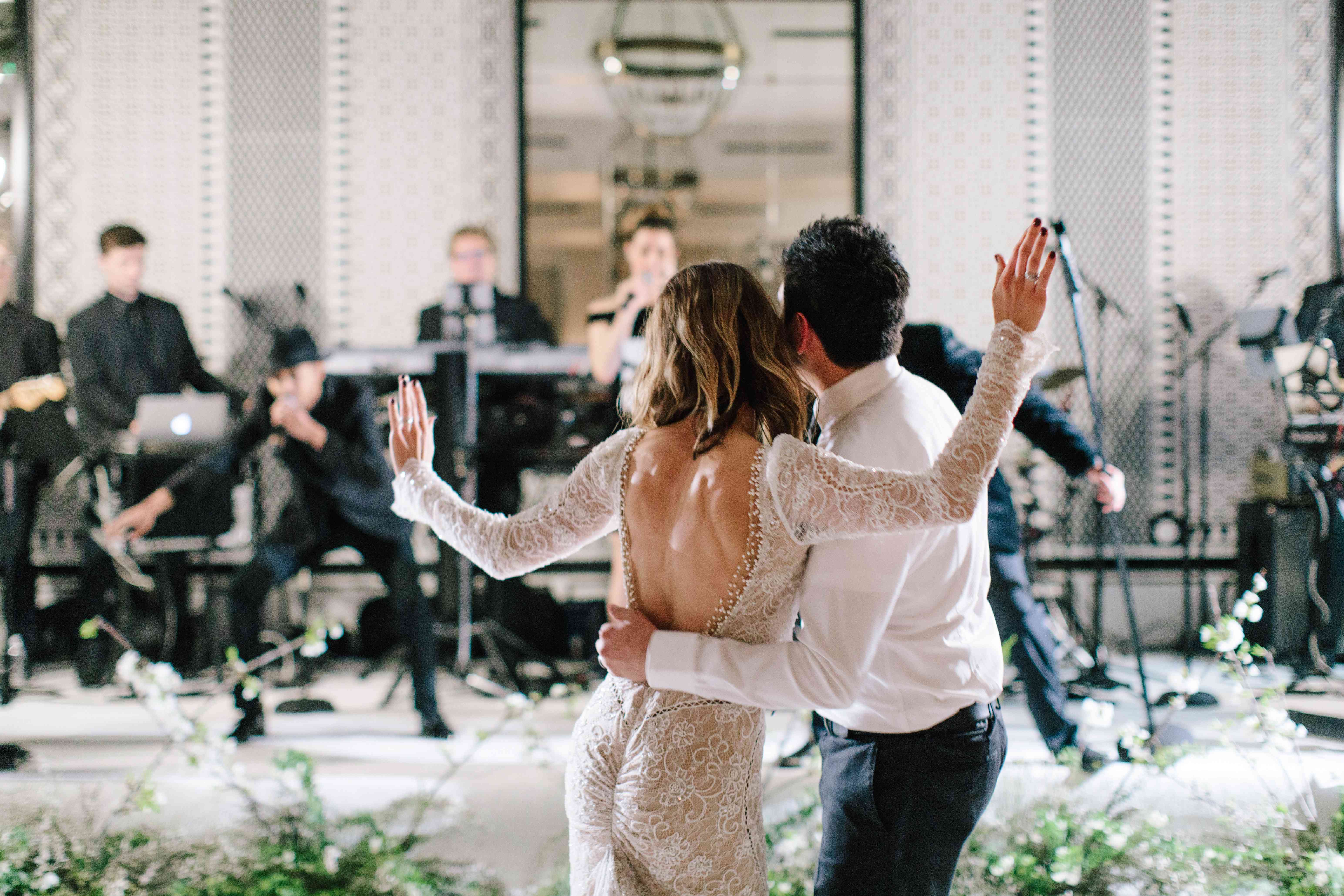 新婚夫妇在婚礼上跳舞