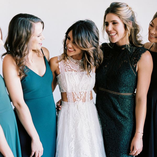 在不匹配的翠绿色礼服的伴娘