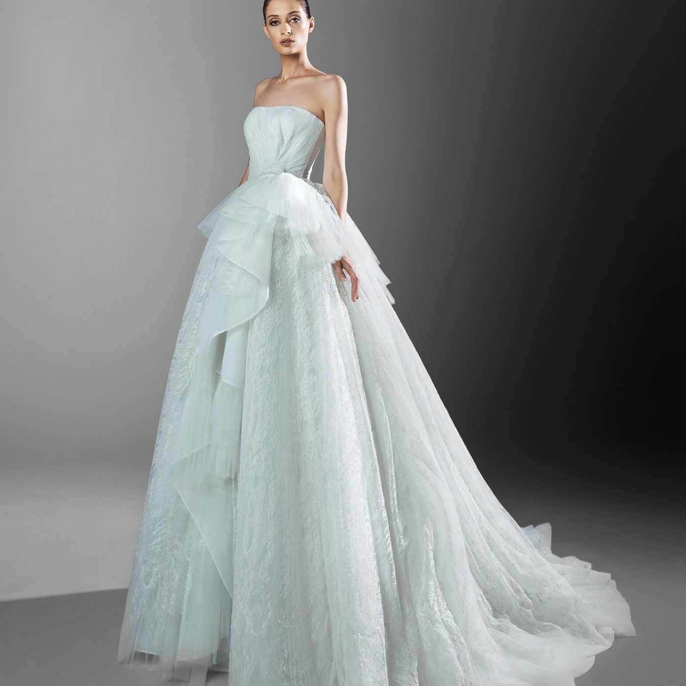 模特身穿浅蓝色无肩带礼服婚纱