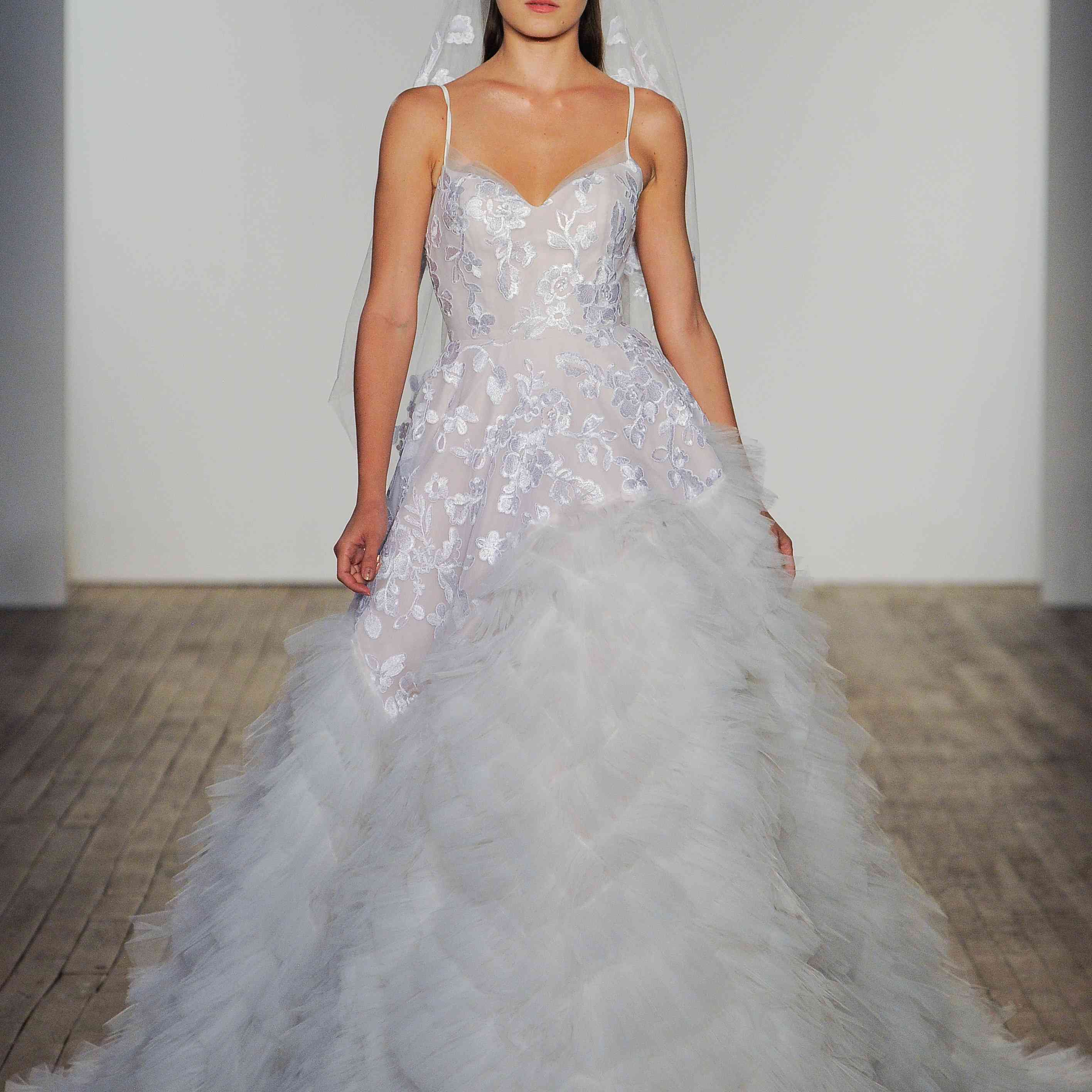 海莉·佩奇婚纱