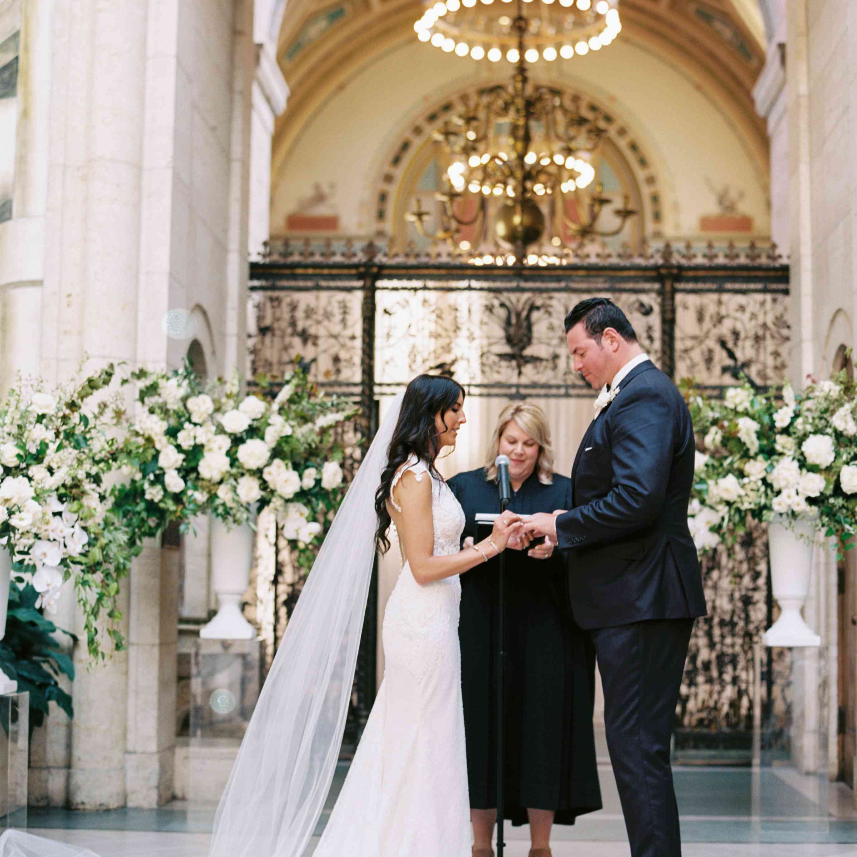 新娘和新郎交换戒指