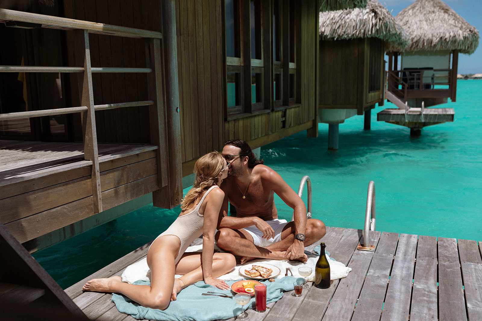 一对情侣在水边接吻