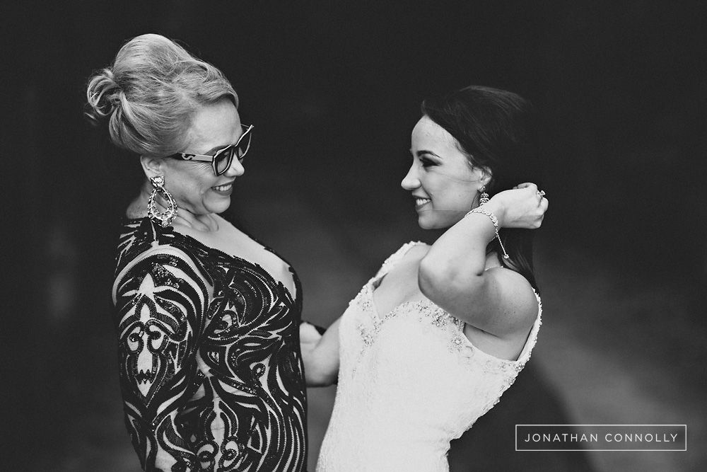 梳理凌乱的发髻