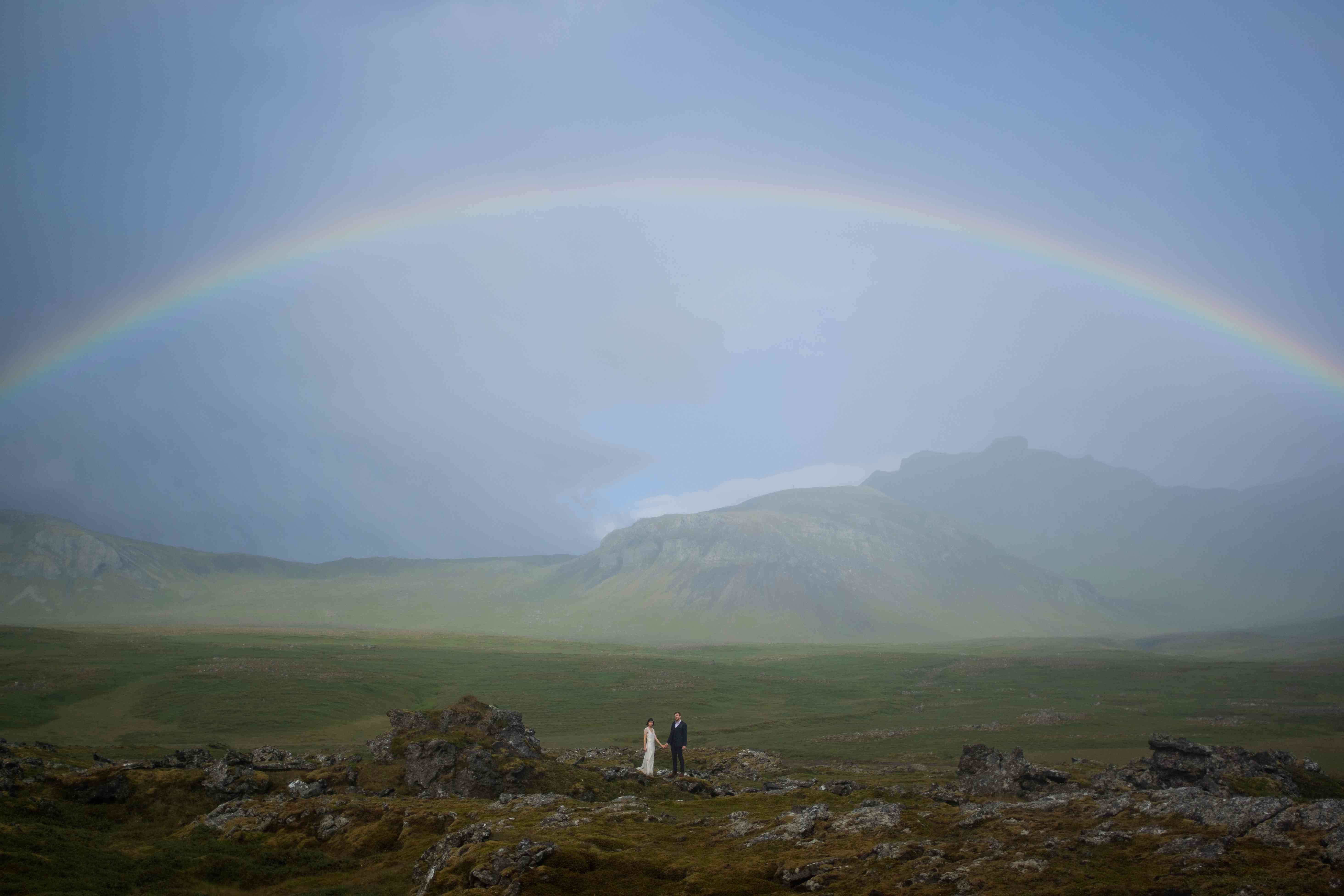 在冰岛彩虹情侣手牵着手