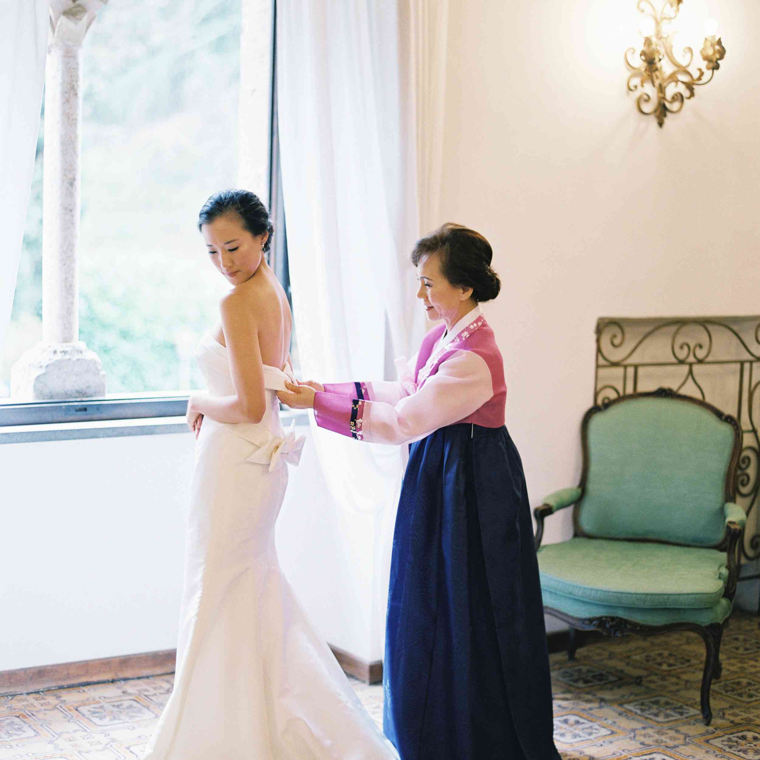 经典LA巴迪亚意大利婚礼，母亲帮助新娘婚纱礼服