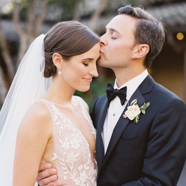 新郎亲吻新娘的额头