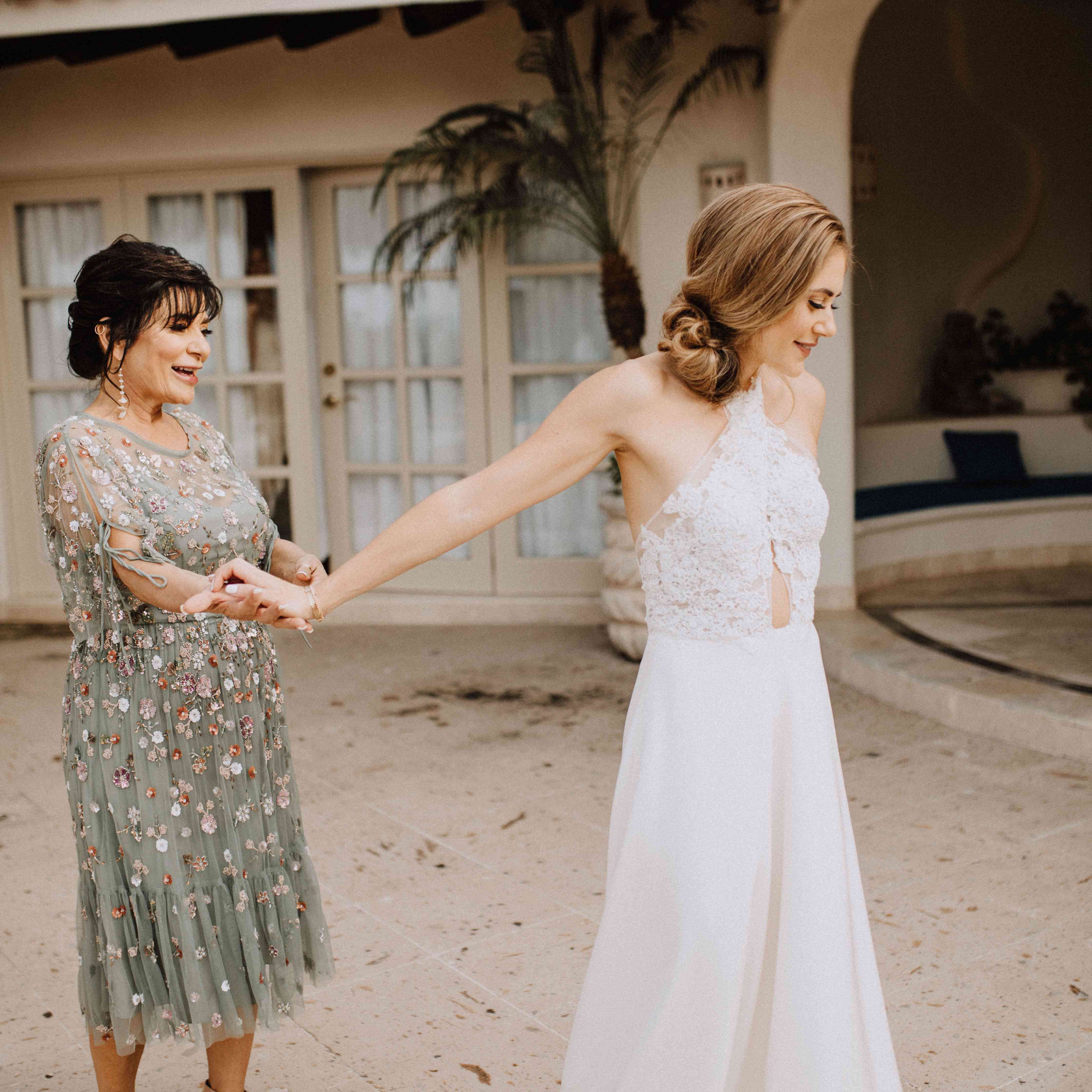 新娘和她的妈妈一起做一个先看