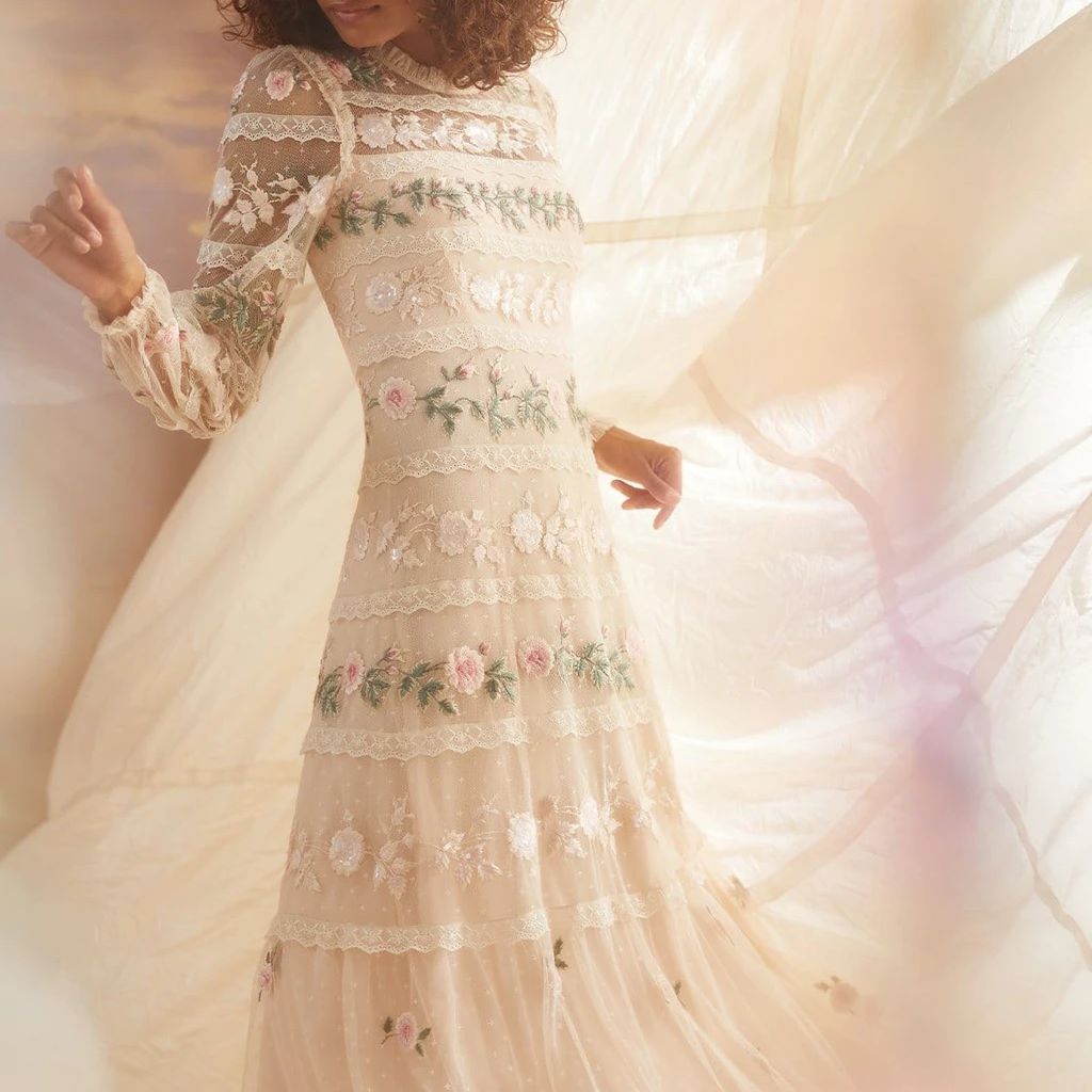 模特在中长裙玫瑰刺绣长袍