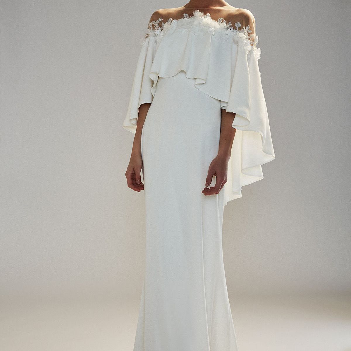 模特在露肩绉纱礼服与层叠褶边和花卉贴花