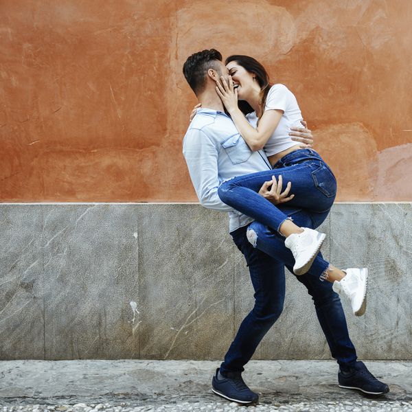 无忧无虑情侣接吻