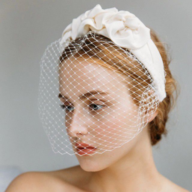 穿与鸟笼面纱的红发新娘花卉头饰带