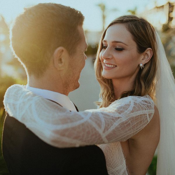 新娘穿着长袖婚纱