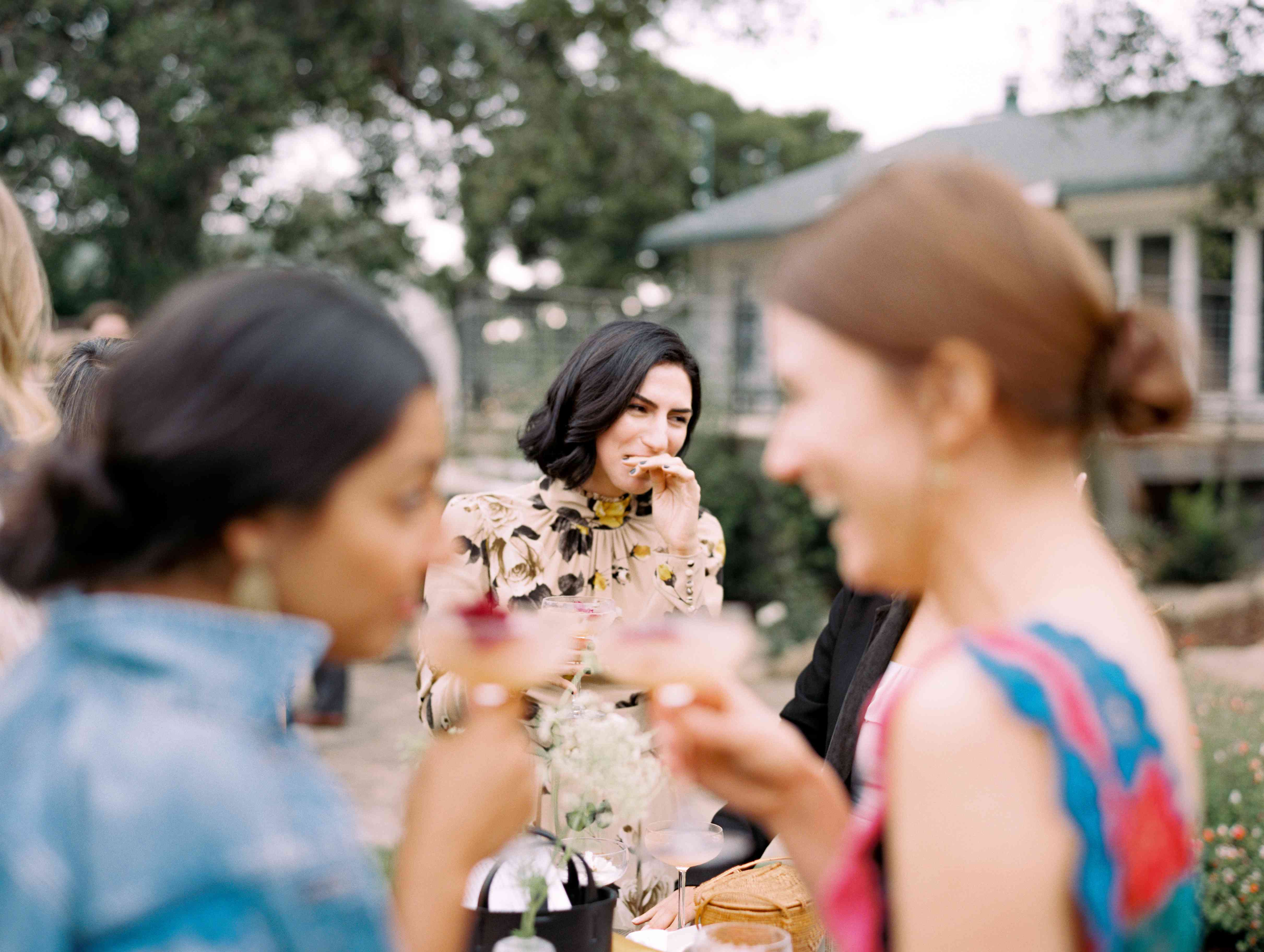 女孩享受鸡尾酒的室外接收