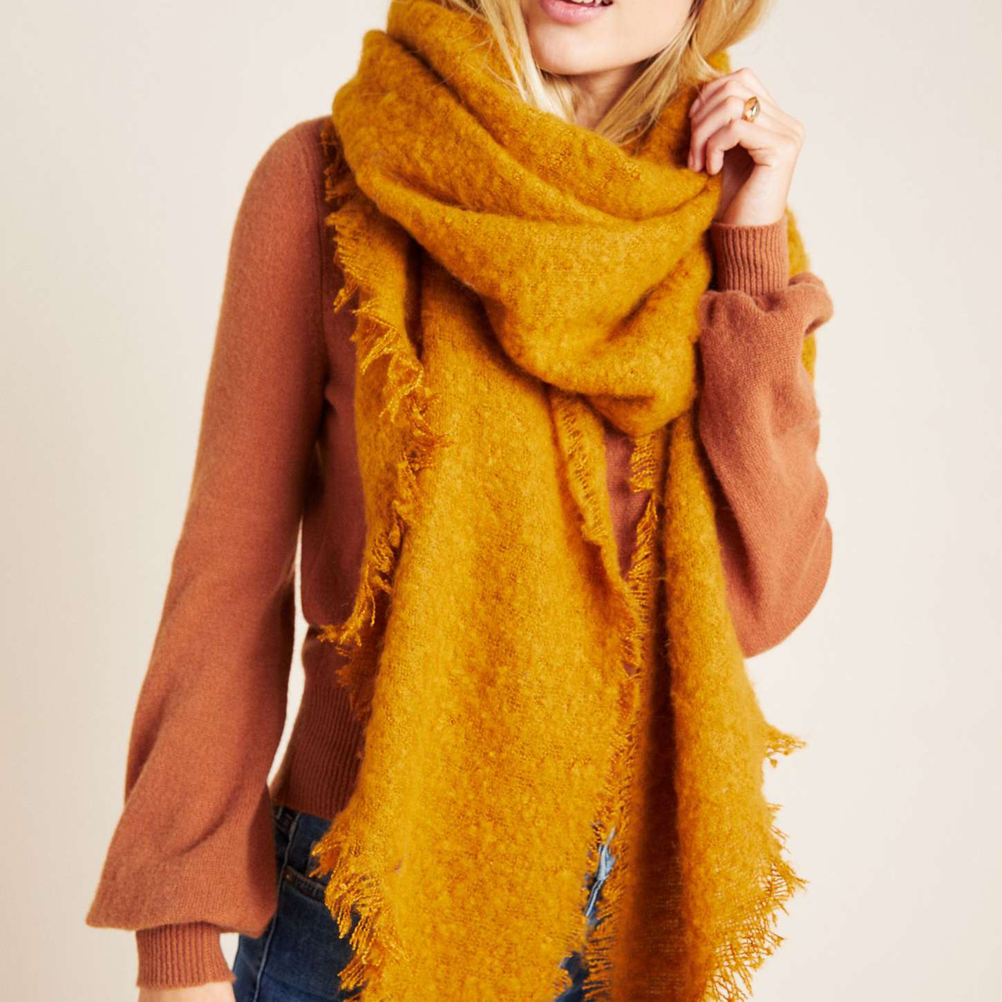 卡拉韦仿羔皮呢流苏围巾