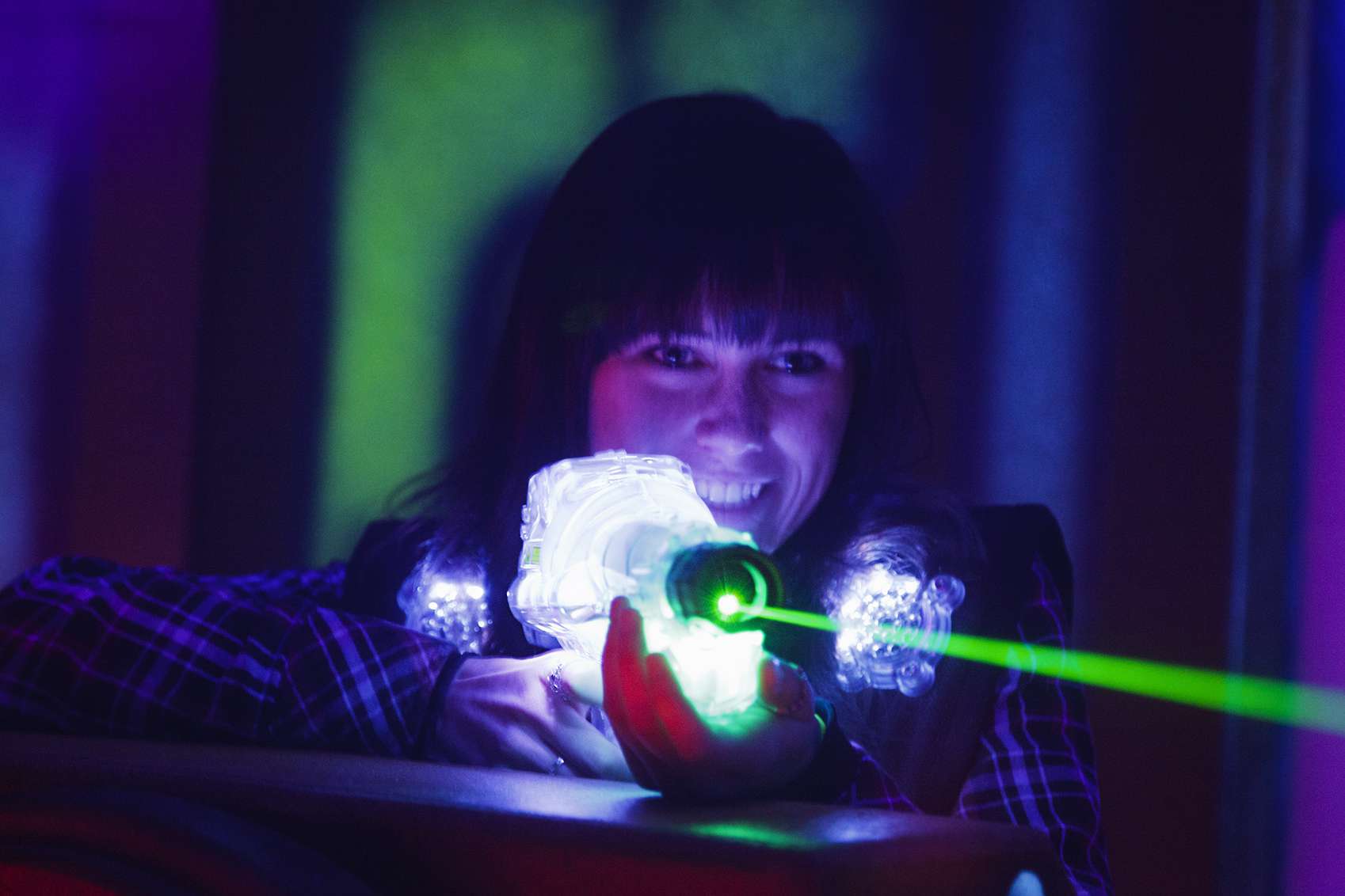 女子射击激光枪和微笑