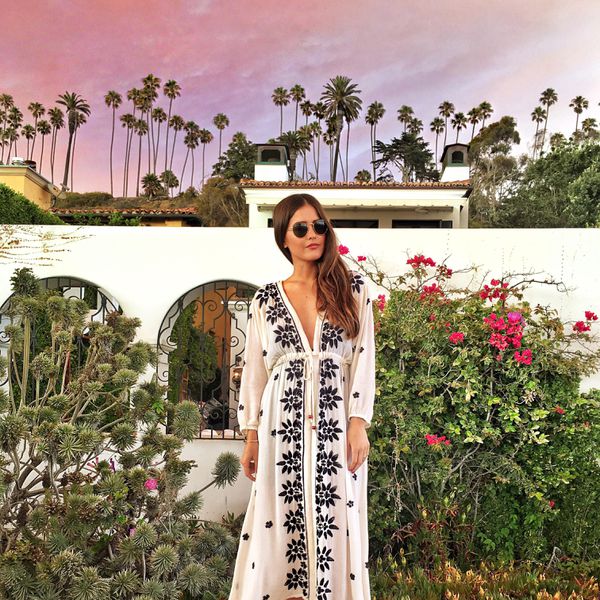 博主Paola Alberdi在阿拉伯联合酋长国阿布扎比的沙丘上。