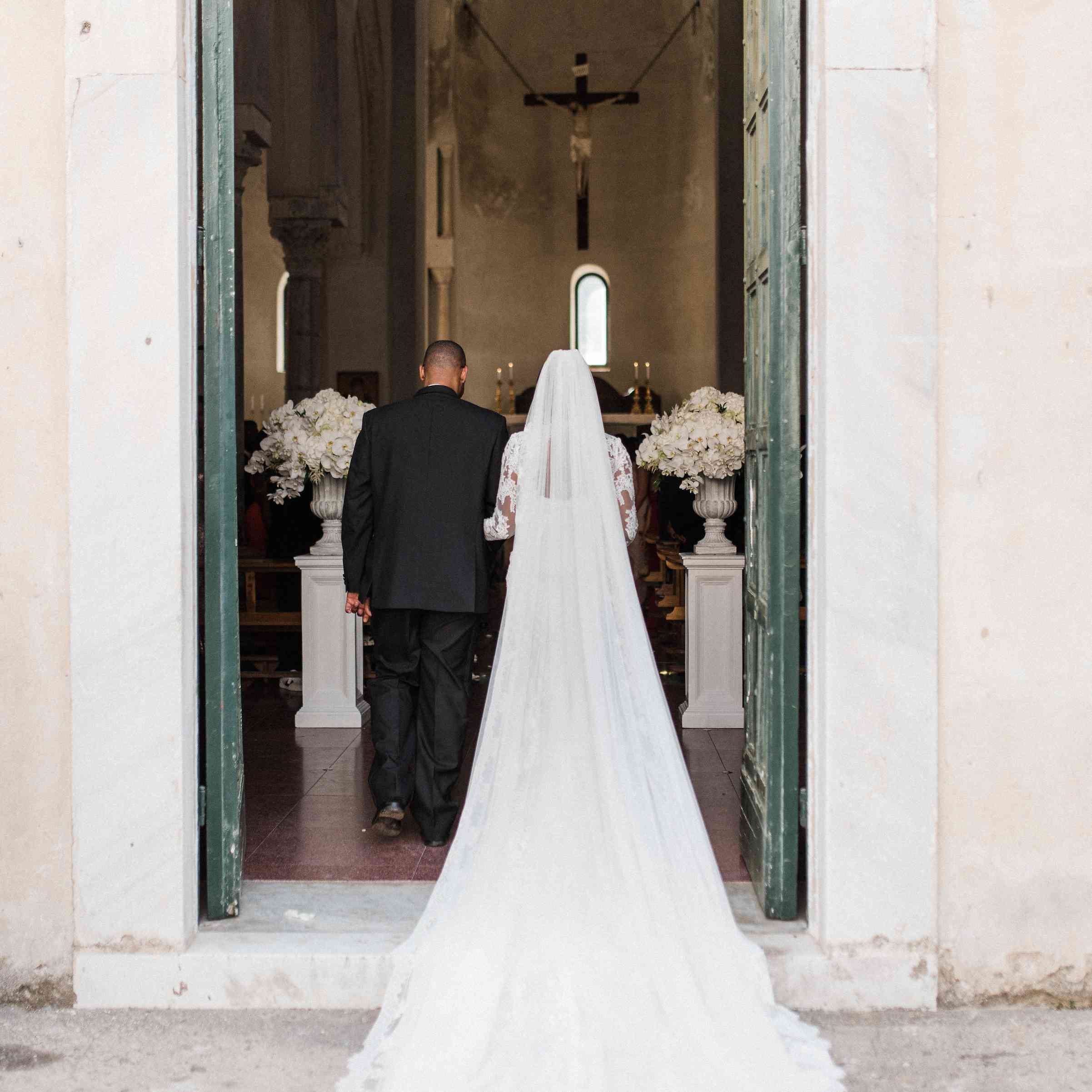 进入教会的新娘