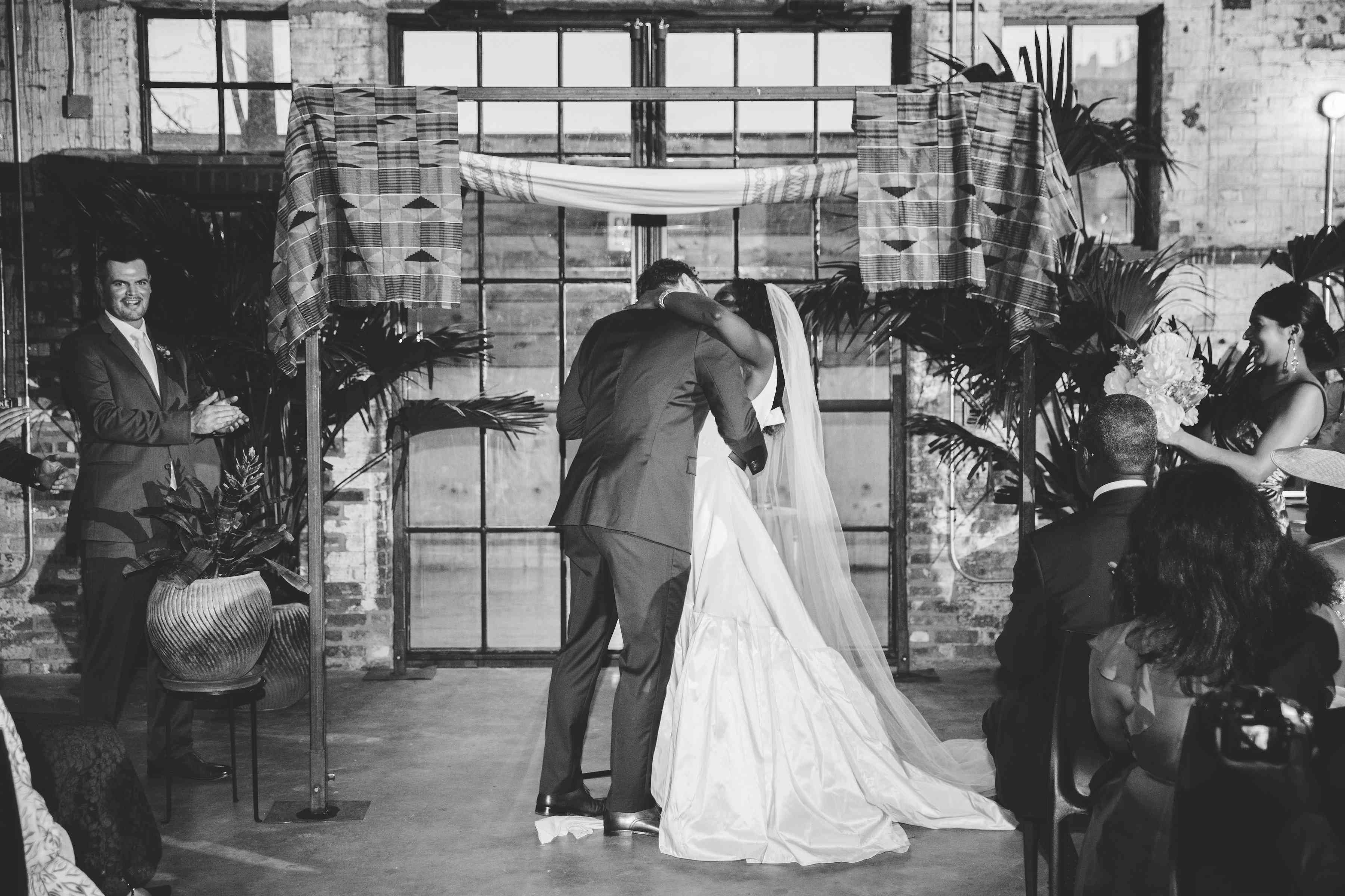 新娘和新郎仪式上亲吻