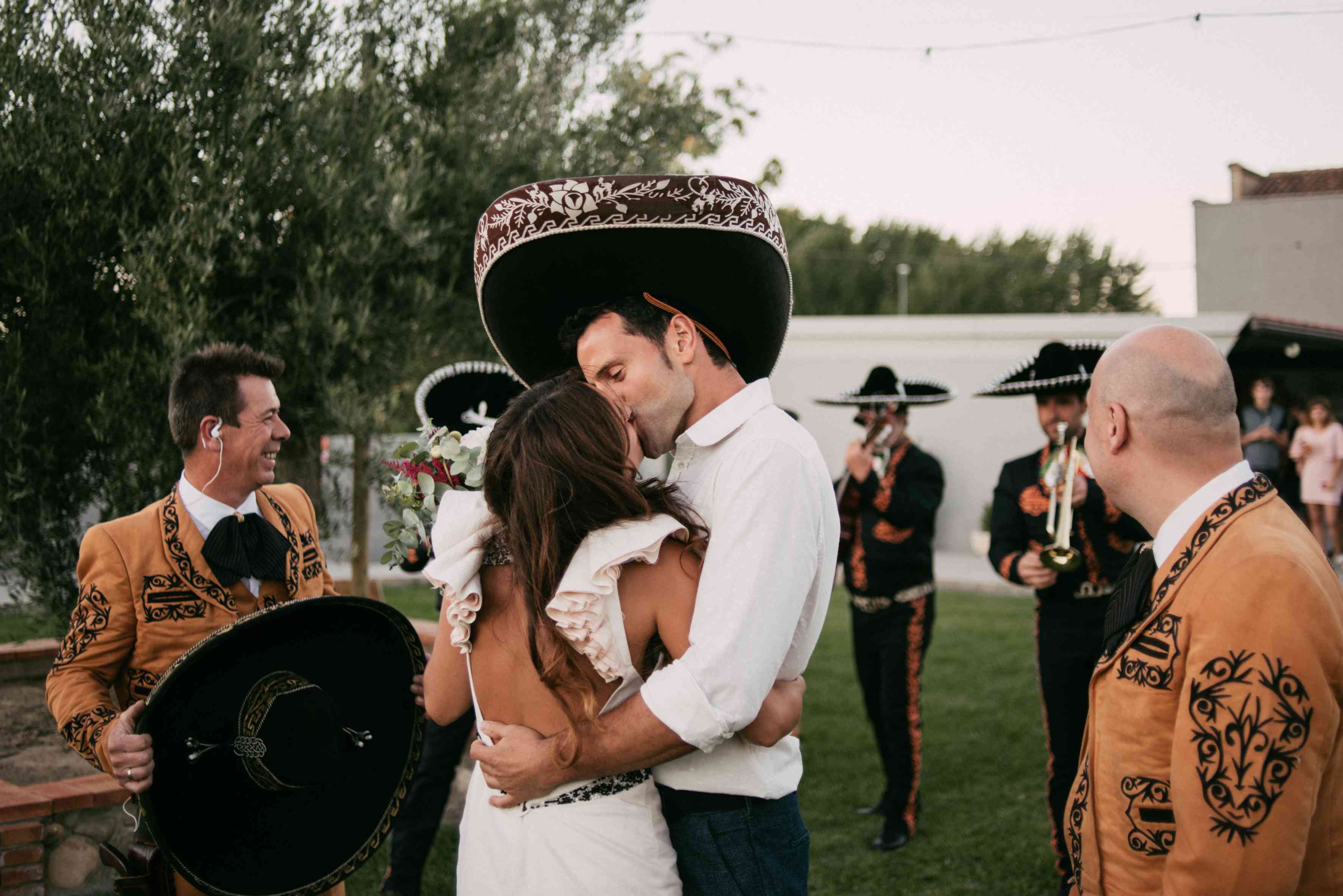 新娘和新郎亲吻