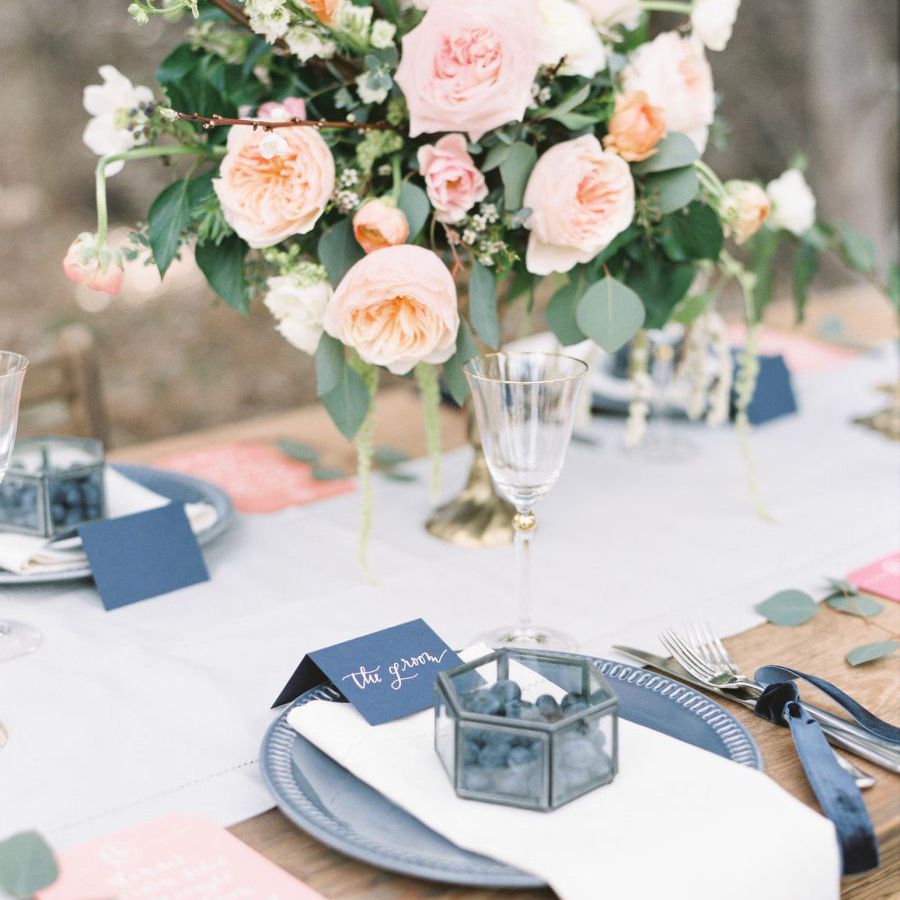 每个餐具上放上蓝莓