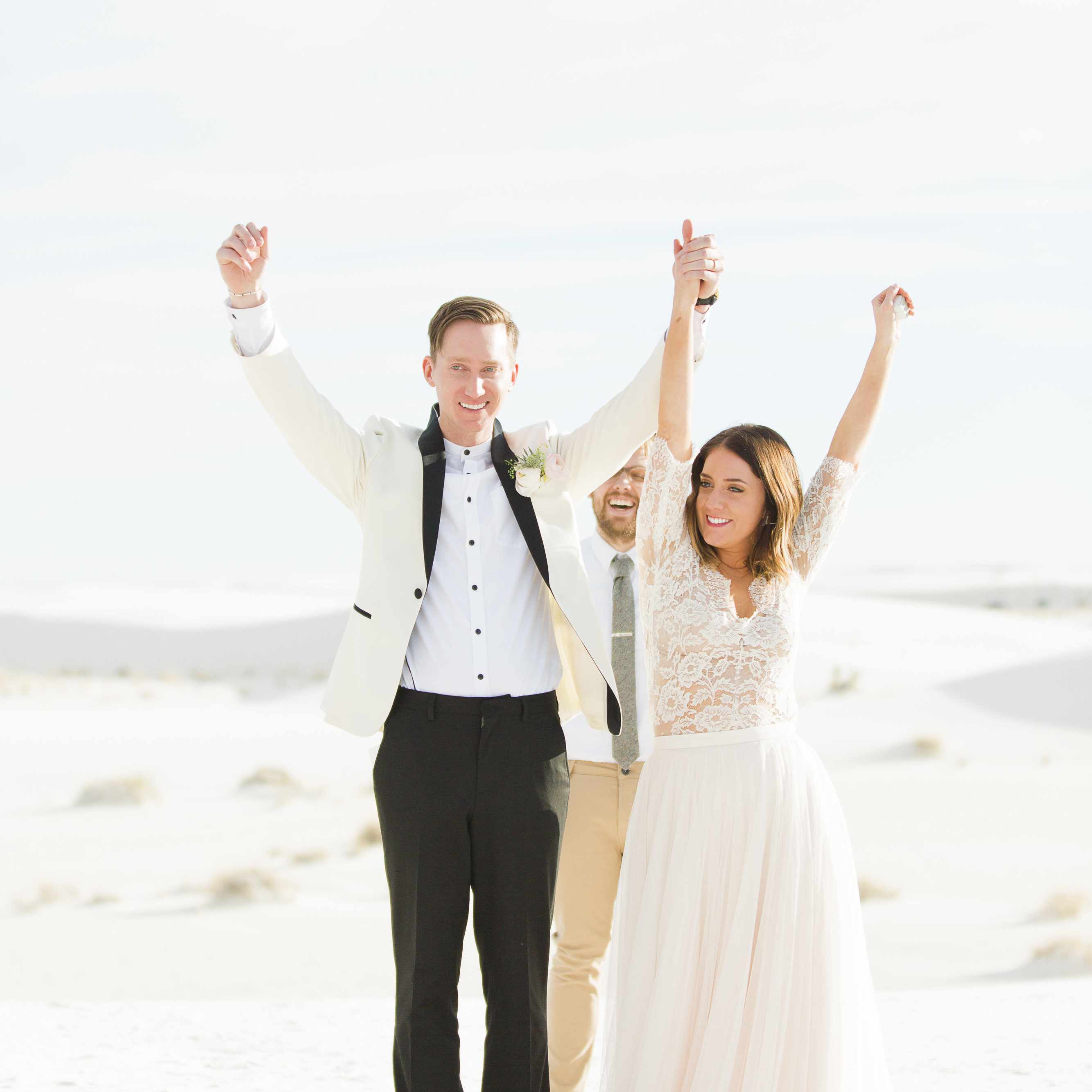 新娘和新郎庆祝