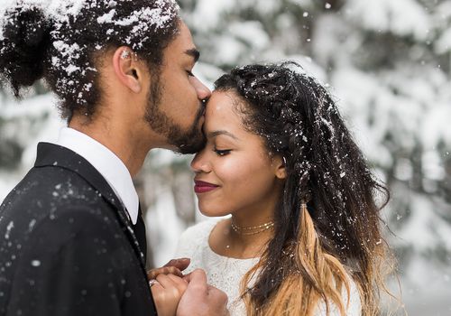 夫妇在雪