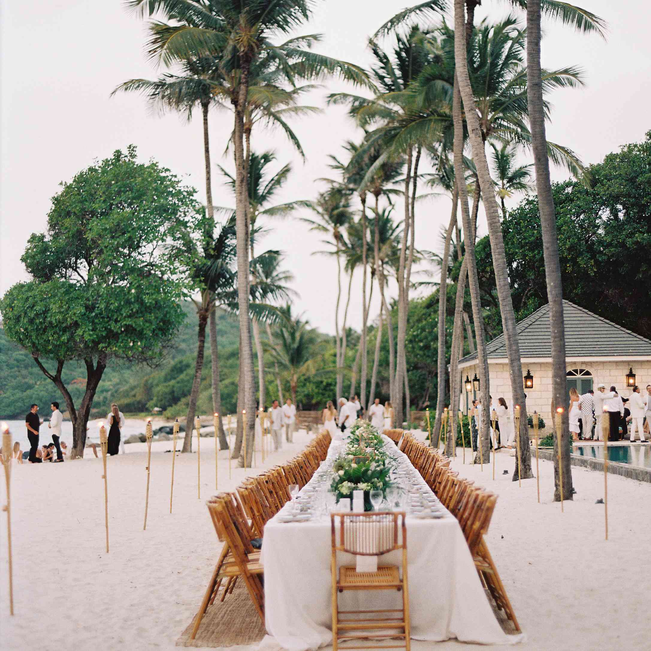 海滩上一张长长的接待桌