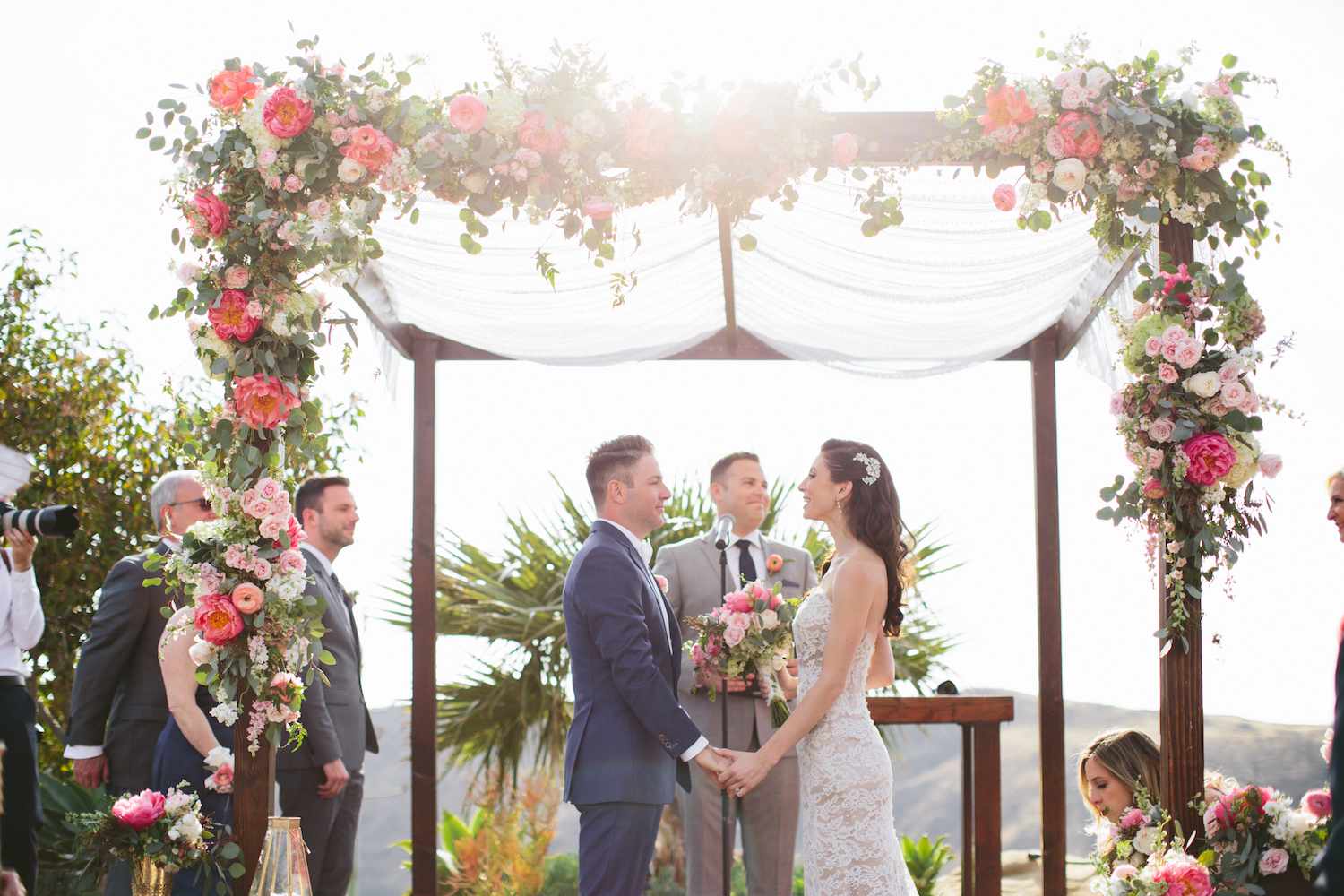 新娘和新郎在祭坛