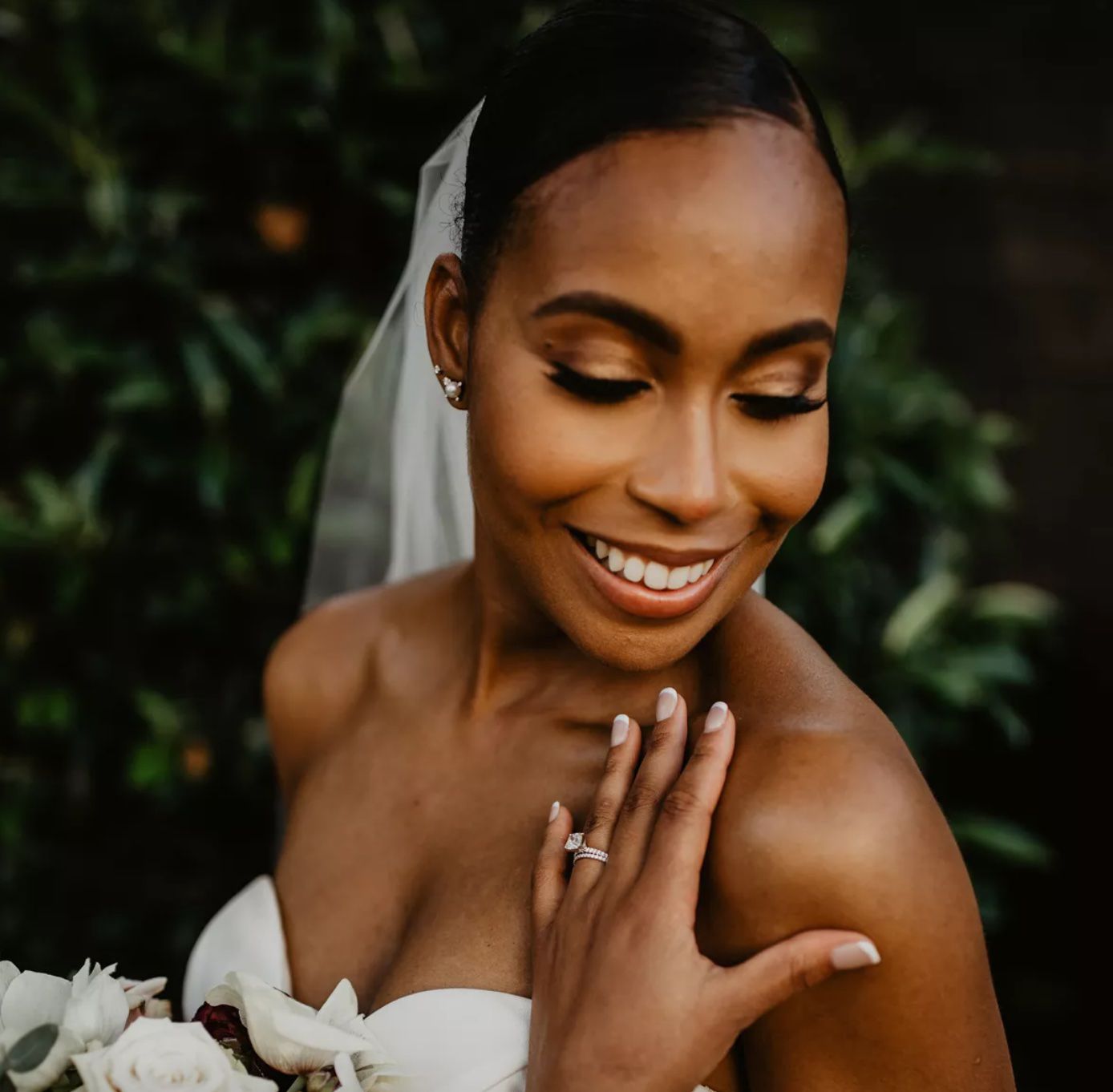 微笑在婚礼之日的新娘