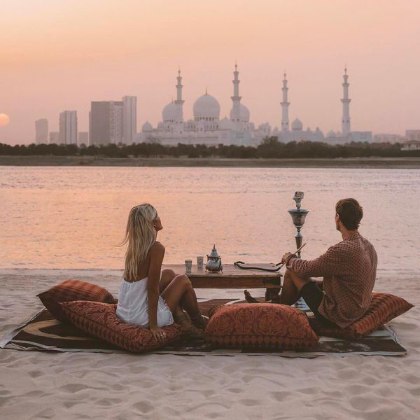 一对情侣在阿布188BET安卓下载扎比度蜜月