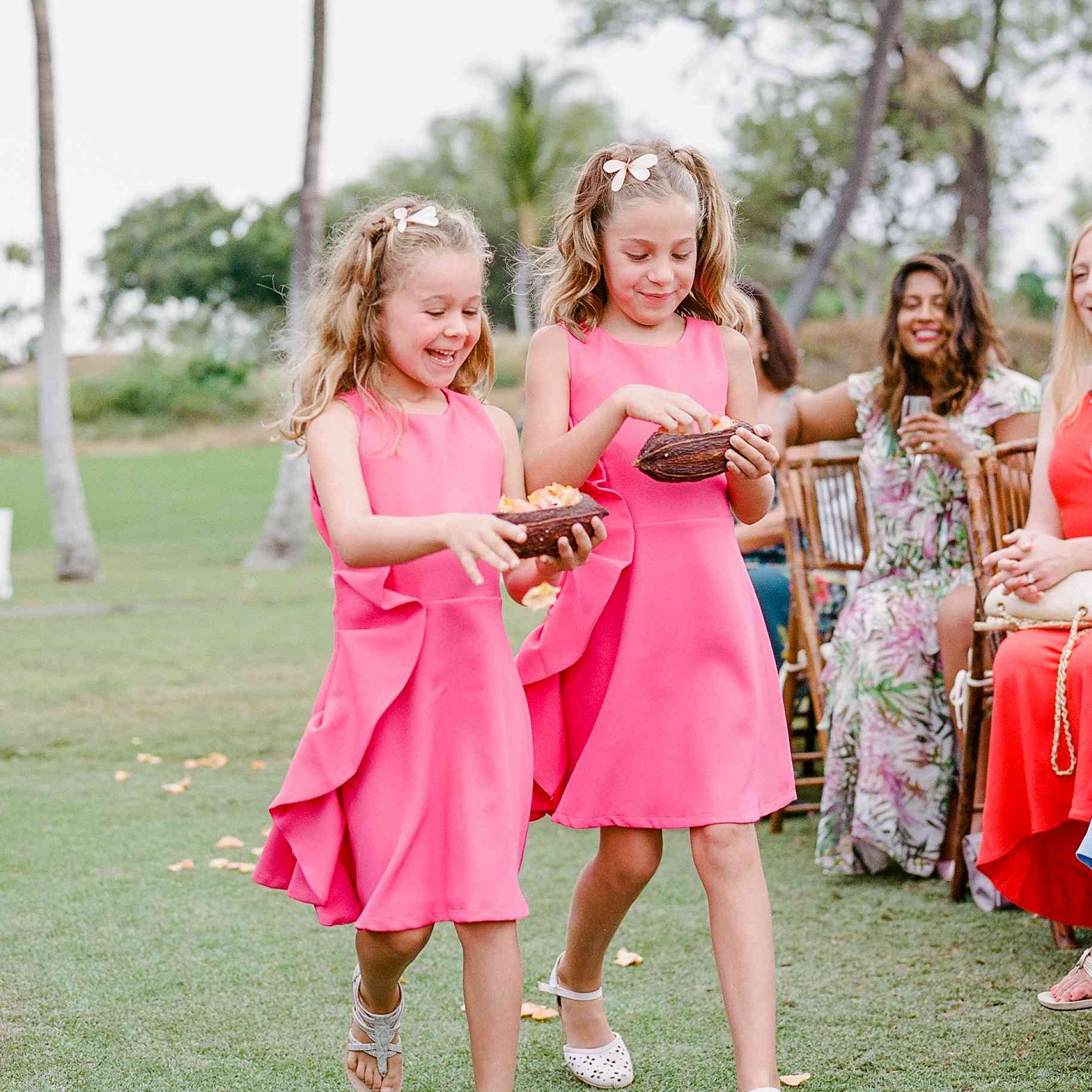 花女孩走下走道