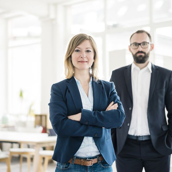 确信的女实业家和人画象在办公室“class=