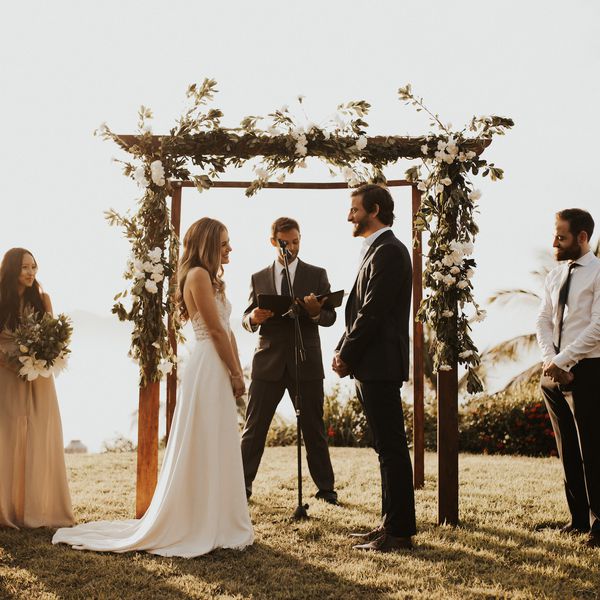 在交换誓卖的法坛的新娘和新郎