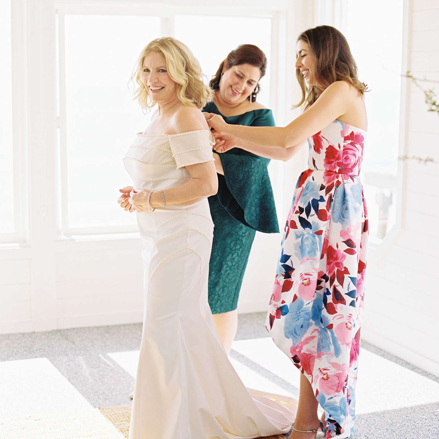 亲密的加利福尼亚婚礼，家庭拉链新娘礼服