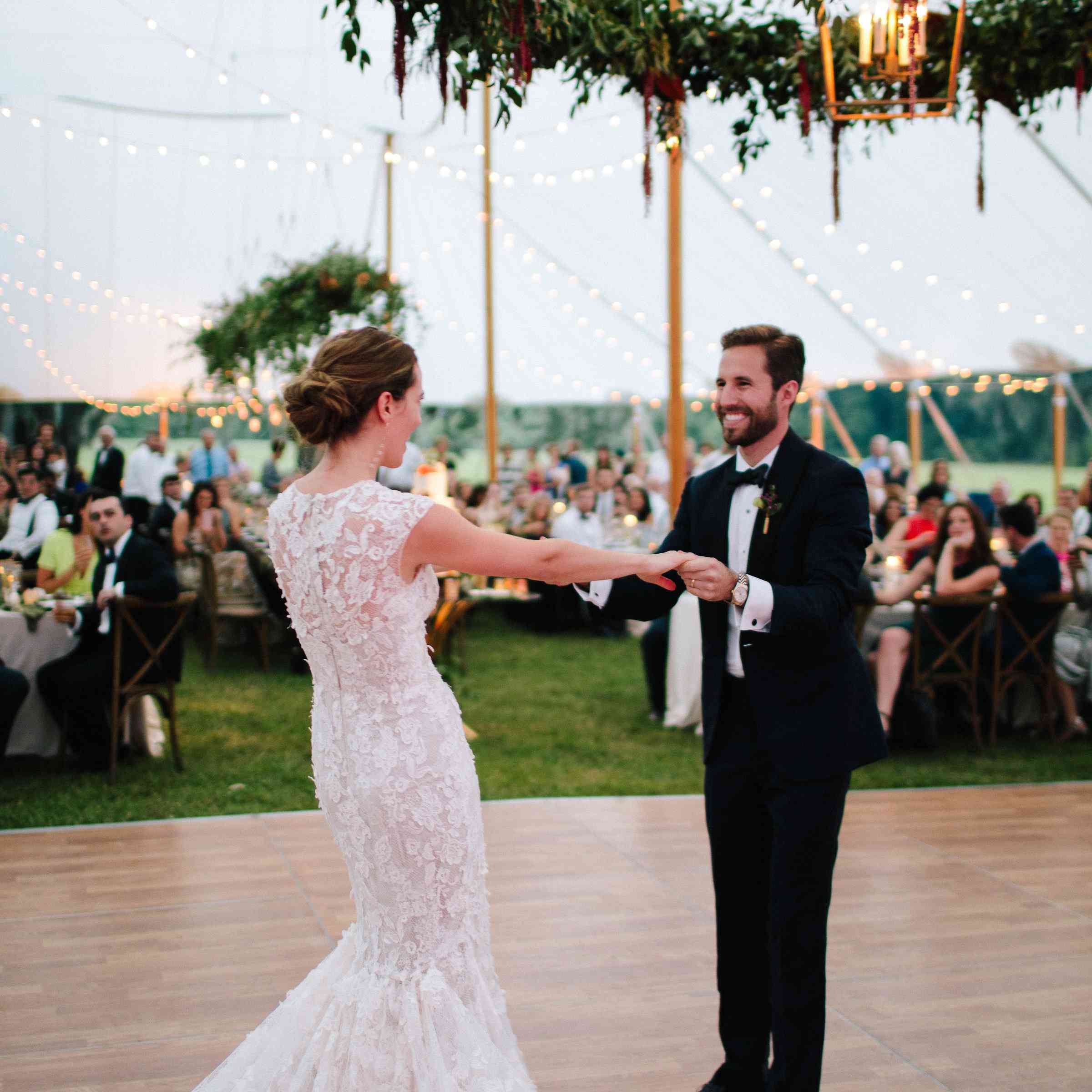 <p>新娘新郎第一次跳舞</p><br><br>