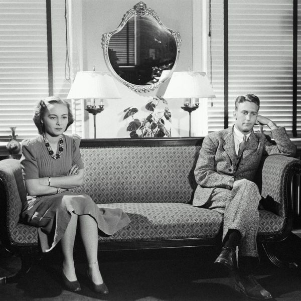 男人和女人在沙发的两侧，黑色和白色