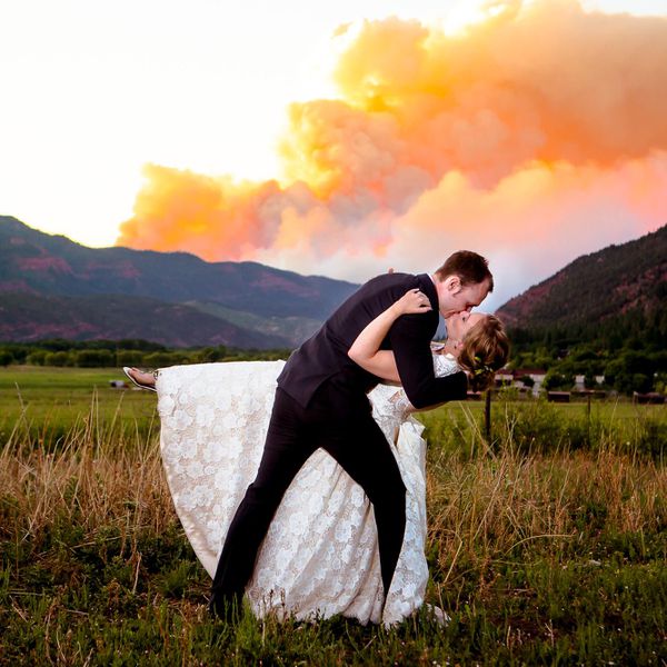 亲吻在日落的夫妇