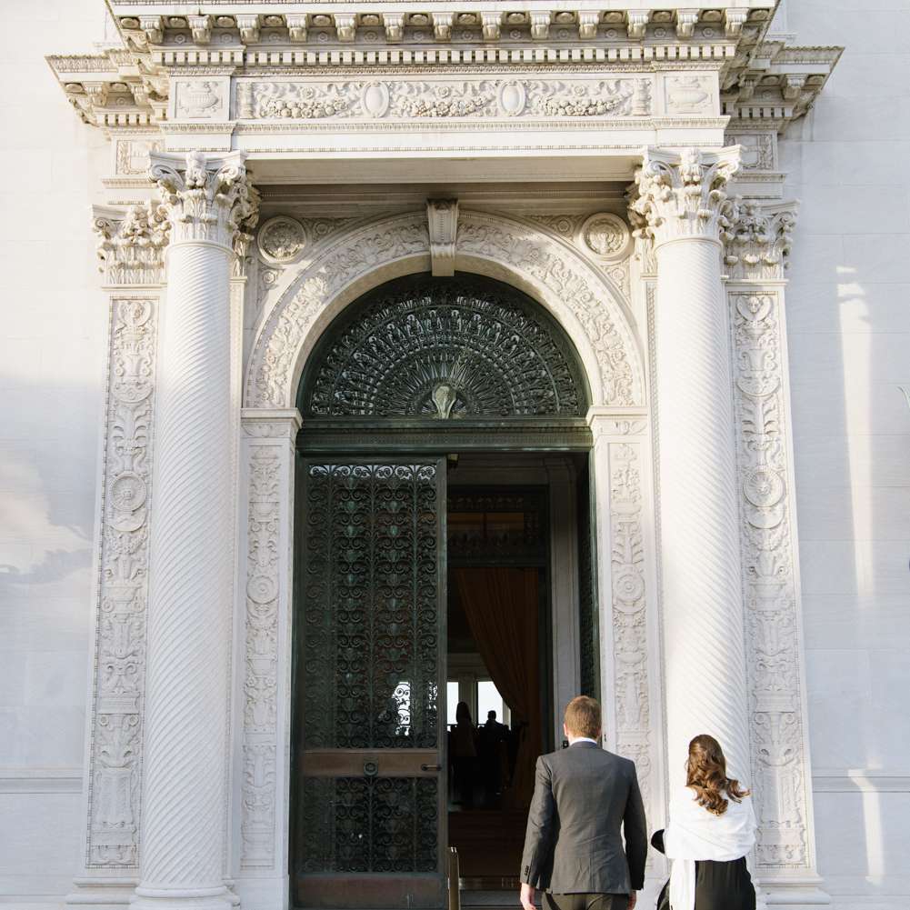 参加婚礼的客人进入仪式